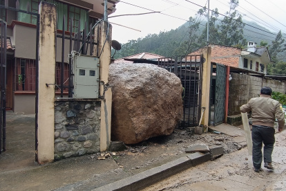 Una gran roca cayó sobre una vivienda ubicada en la vía Cuenca- Momleturo- El Empalme en la zona de la parroquia Sayausí.