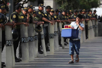 Policías custodian durante una manifestación en la Plaza San Martín en Lima, Perú.
