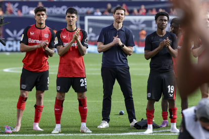 El ecuatoriano Piero Hincapié (i) y el DT Xavi Alonso, durante la despedida del estratega el domingo 11 de mayo en Alemania.