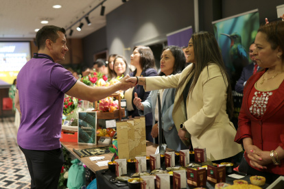 Daniel Noboa saludando a compatriotas que han emigrado a España y que han desarrollado distintos emprendimientos en Madrid.