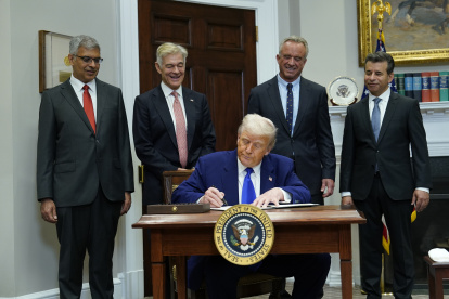 El presidente de Estados Unidos, Donald Trump, firma decreto para que bajen los precios de la medicina en su país.