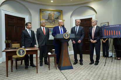 El presidente de Estados Unidos, Donald Trump, explica la razón para bajar el precio de la medicina en su país y que suba en el resto del mundo.