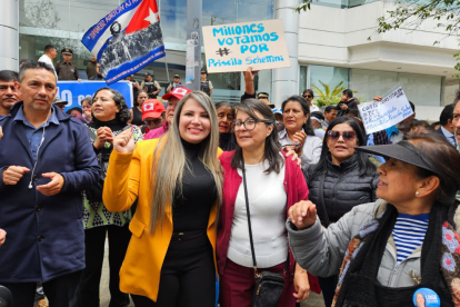 Priscila Schettini y Angélica Porras, frente a la Corte Constitucional, el lunes 12 de mayo del 2025.