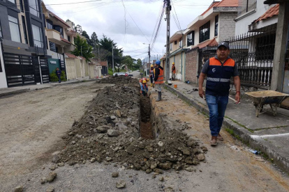 Loja- En lo alto del norte de la ciudad de Loja, la Ciudadela Electricista Alto se mantiene en pie gracias a la resiliencia de sus moradores, quienes han enfrentado durante años graves carencias en servicios básicos, infraestructura y seguridad. La comunidad, organizada y vigilante, alza la voz no solo para denunciar su realidad, sino también para solicitar una intervención más profunda y sostenida por parte de las autoridades.ag-externos