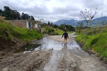 En varios tramos del barrio Los Rosales de Belén se evidencia la acumulación de aguas residuales.