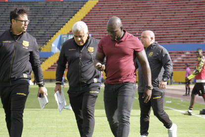 Segundo Castillo (d) junto a su cuerpo técnico luego del empate 2-2 ante Universidad Católica
