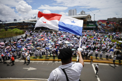 Una persona sostiene una bandera durante una manifestación en defensa de la autonomía universitaria, en Ciudad de Panamá (Panamá), en una fotografía del 6 de mayo de 2025.