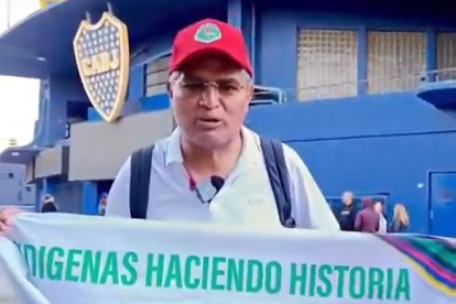 Luis Alfonso Chango en los exteriores de la Bombonera con una bandera de Mushuc Runa.