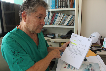 Víctima. El doctor Víctor Flores denuncia que sacaron un crédito a su nombre de manera ilegal.