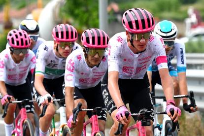 Richard Carapaz (segundo desde la derecha) tiene a su disposición un grupo de gregarios que deberán esforzarse aún más para él.