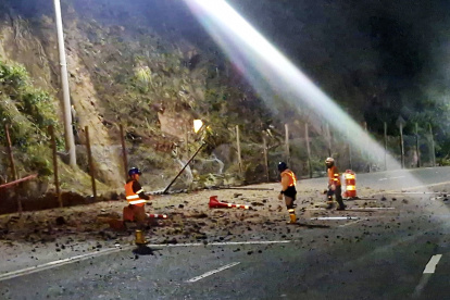 Deslizamiento de tierra bloqueó el túnel Guayasamín la mañana del martes 13 de mayo
