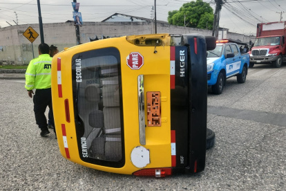 El expreso terminó volcado tras el impacto del bus de transporte urbano.