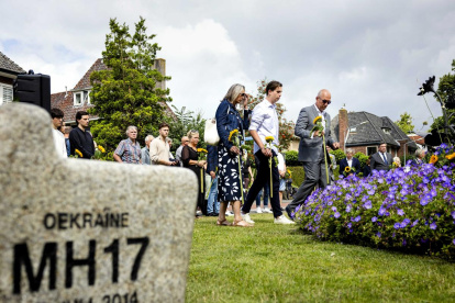 Familiares de las víctimas durante una ceremonia conmemorativa por las víctimas en el monumento ubicado en el parque Dudok, en Hilversum, Países Bajos.