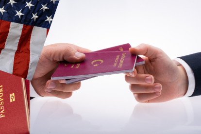 Tener un apellido común en EE. UU. puede ser una ventaja en el proceso de naturalización y verificación