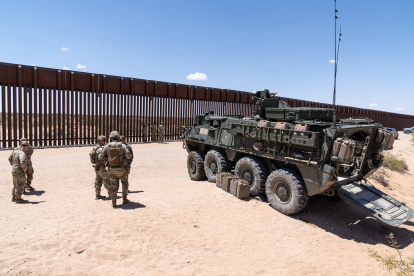 Fotografía de integrantes del Ejército de los Estados Unidos patrullando la frontera con México en el Área de Defensa Nacional, en Nuevo México (EE.UU.).