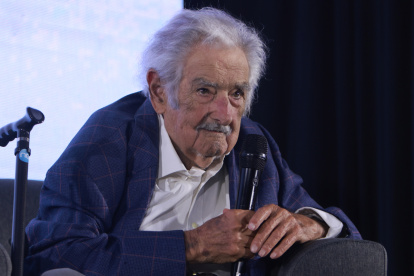 José Mujica participando en un encuentro que el opositor Partido Colorado organizó para conmemorar los 40 años de democracia en el país.
