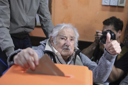 Fotografía de archivo del 27 de octubre de 2024 del expresidente de Uruguay José Mujica votando en las elecciones presidenciales y parlamentarias del país, en Montevideo (Uruguay)