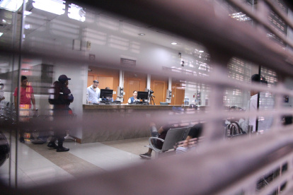 Una de las puertas de la matriz del Registro Civil, ubicada en el centro de la ciudad, permaneció cerrada. El pasado lunes 12 de mayo, allí los reclamos se proliferaron.