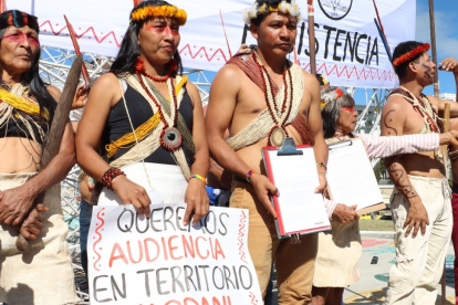 La nacionalidad Waorani realizó una movilización hacia la Corte Constitucional para pedir que el organismo sesione en la Amazonía y trate la causa de la consulta previa.