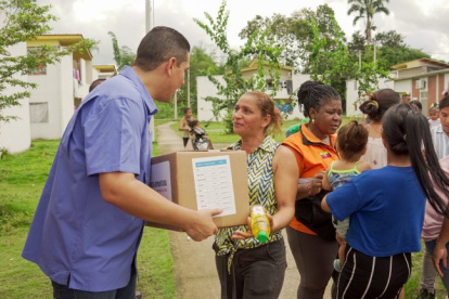 Secretaría Nacional de Riesgos entrega de kits de respuesta humanitaria en el cantón Simón Bolívar.