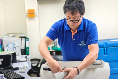 Especialista realiza calibración de equipo médico para garantizar mediciones precisas.