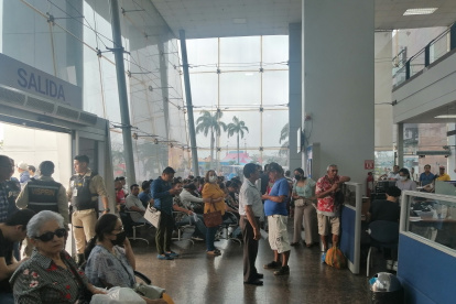 Un grupo de personas hacen trámites en el Servicio de Rentas Internas, en el norte de Guayaquil.