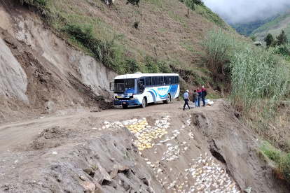 Parte de la mesa vial fue rellenada con muro de escolleras y sacos de arena para recuperar la conectividad.