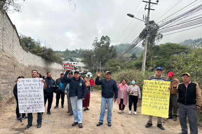 Moradores de dos comunas en Tumbaco  protestaron en la vía Gaspar de Carvajal exigiendo asfaltado y veredas.