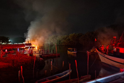 A las 03:16 de este 14 de mayo, los Bomberos de Guayaquil recibieron la alerta de incendio en Puerto El Morro.