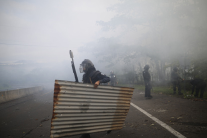 La Unidad de Control de Multitudes de Panamá (UCM) y manifestantes se enfrentan en Viguí Veraguas, Panamá.