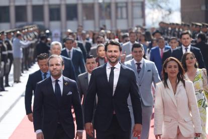 Niels Olsen (centro), presidente de la Asamblea Nacional 2025-2027, en su llegada a la Legislativo.