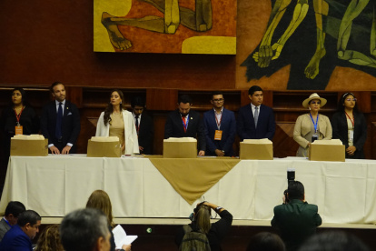 Mónica Salazar (útlima a la derecha), exintegrante de la Revolución Ciudadana, durante la primera sesión de la Asamblea Nacional el 14 de mayo de 2025.