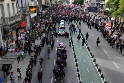 El exguerrillero, que pasó 12 años preso por su activismo revolucionario, fue despedido por multitudes en la capital uruguaya.