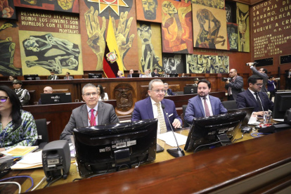 Alfredo Serrano (centro) fue captado por un micrófono abierto durante la primera sesión de la Asamblea Nacional 2025-2029.