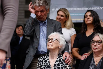 Familiares de los hermanos Erik y Lyle Menéndez celebraron una conferencia de prensa para pedir su liberación de prisión después de que fueran condenados en 1996 por asesinar a sus padres.