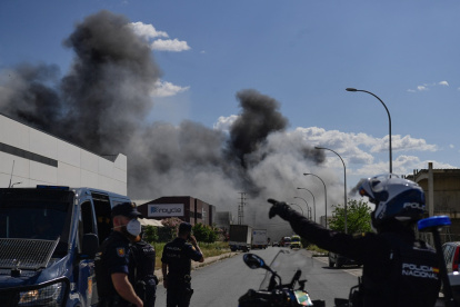 incendio en un edificio de distribución de productos químicos llevara a las autoridades a pedir a casi 80.000 residentes que permanecieran en sus hogares en Alcalá de Guadaíra, al sureste de Sevilla, el 14 de mayo de 2025.