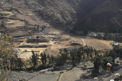 El Yacimiento Arqueológico de Chavín de Huántar, en el Perú actual, alberga varios edificios monumentales que presiden una gran plaza situada a 3.000 metros de altitud.