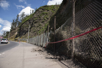 El Municipio de Quito ejecuta la instalación de más de 12.600 metros cuadrados de mallas de acero de alta resistencia, ancladas directamente en la ladera