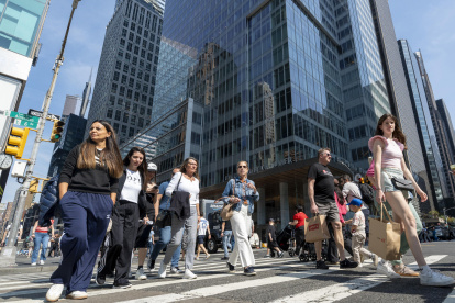 Personas caminan por la avenida 42 de Manhattan este sábado, en Nueva York (Estados Unidos).