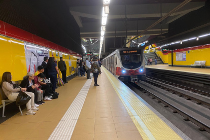 Pasajeros. Las interrupciones en el servicio han causado molestias en los usuarios del sistema.