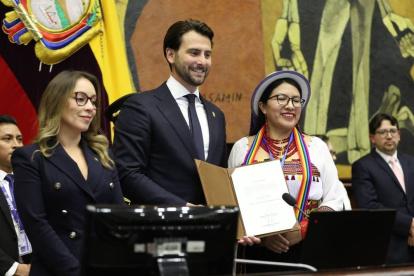 Carmen Tiupul (derecha) de Pachakutik fue designada la segunda vicepresidenta de la Asamblea por los próximos dos años.