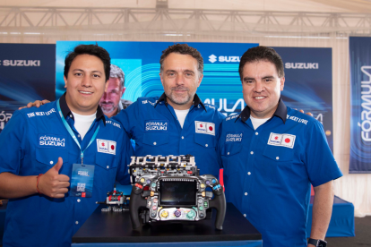 Albert Fàbrega, en el centro, acompañado de Juan Sebastián Becerra, gerente de Marketing y Ventas, y Esteban Acosta, CEO Suzuki Ecuador.
