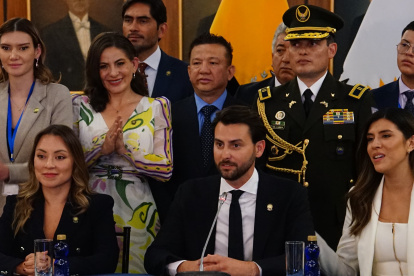 El nuevo presidente de la Asamblea Nacional, Niels Olsen, junto a los legisladores de ADN, al final de la sesión inaugural.