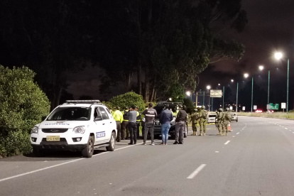 El objeto sospechoso fue abandonado a un costado de la vía.