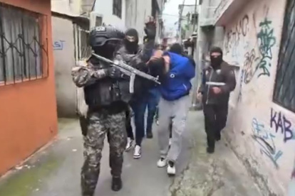 La Policía Nacional encontró armas y un explosivo al interior de una vivienda en Solanda, al sur de Quito