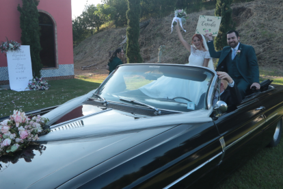Los novios llegaron en un precioso auto clásico.