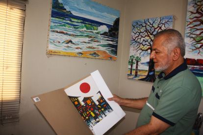 El pintor Leonardo Rivadeneira volvió a las galerías de Guayaquil con sus muestras de simbolismo y color.