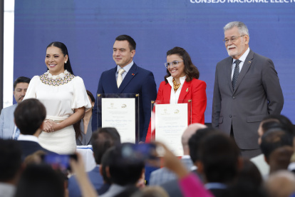 El CNE entrega las credenciales al presidente Daniel Noboa y a la vicepresidenta María José Pinto.