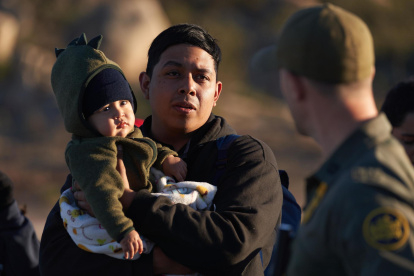 Fotografía de archivo de un hombre y su bebé en la zona fronteriza de Jacumba, California (EE.UU.).