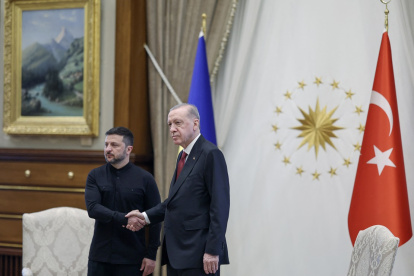 El presidente turco Recep Tayyip Erdogan (derecha) estrechando la mano del presidente ucraniano Volodímir Zelenski durante un encuentro en el Complejo Presidencial de Ankara.